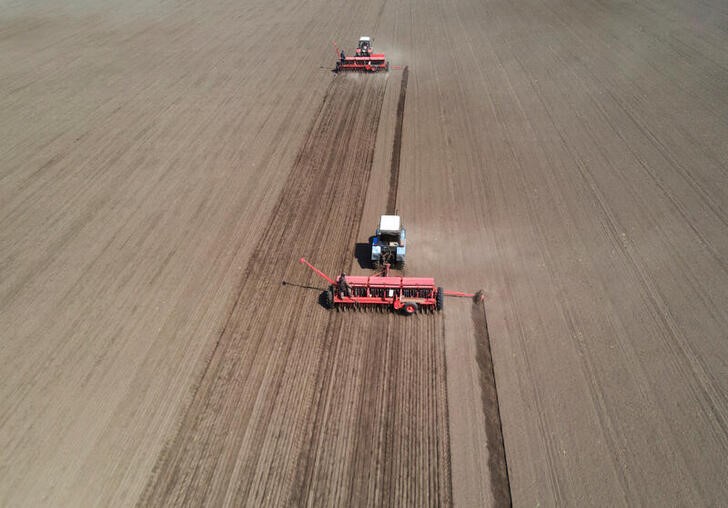 LYNXMPEG9I170.jpg,Foto de archivo de trabajadores agrícoles operando maquinaria para plantar soja en un campo cerca de la localidad de Husachivka, en la región de Kiev. 17 de abril, 2020. REUTERS/Anton Muraviov; Crédito: ANTON MURAVIOV, Reuters