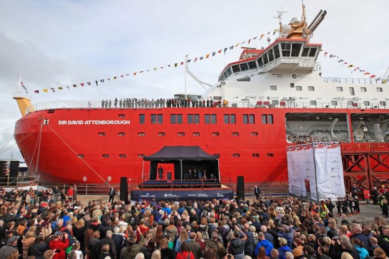 LYNXMPEG9K1CX.jpg,Imagen de archivo de una multitud reunida para la ceremonia de bautizo del barco de investigación polar RRS Sir David Attenborough en el astillero Cammell Laird en Birkenhead, Reino Unido. 26 de septiembre, 2019. Peter Byrne/Pool via REUTERS; Crédito: POOL, Reuters LYNXMPEG9K1CX.jpg,Imagen de archivo de una multitud reunida para la ceremonia de bautizo del barco de investigación polar RRS Sir David Attenborough en el astillero Cammell Laird en Birkenhead, Reino Unido. 26 de septiembre, 2019. Peter Byrne/Pool via REUTERS; Crédito: POOL, Reuters
