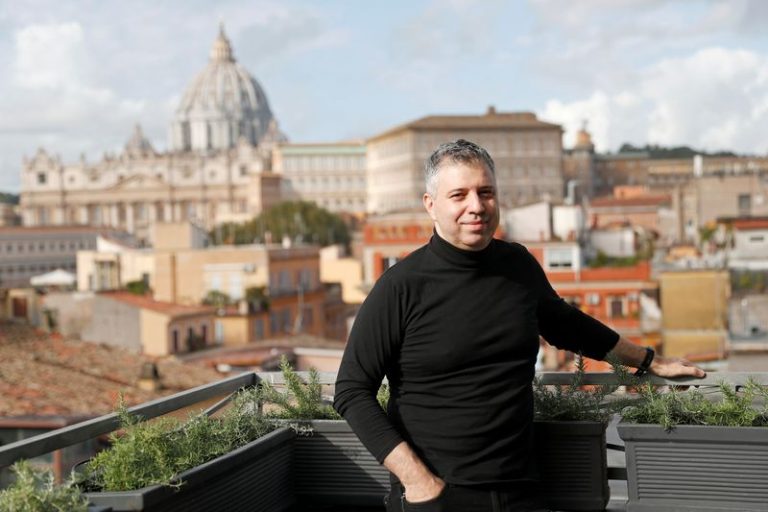 LYNXMPEG9K1JV.jpg,FOTO DE ARCHIVO. Evgeny Afineevsky, director del documental sobre el Papa Francisco titulado 'Francesco', posa para una foto durante una entrevista con Reuters en Roma, Italia. 14 de octubre de 2020. REUTERS/Guglielmo Mangiapane; Crédito: GUGLIELMO MANGIAPANE, Reuters LYNXMPEG9K1JV.jpg,FOTO DE ARCHIVO. Evgeny Afineevsky, director del documental sobre el Papa Francisco titulado 'Francesco', posa para una foto durante una entrevista con Reuters en Roma, Italia. 14 de octubre de 2020. REUTERS/Guglielmo Mangiapane; Crédito: GUGLIELMO MANGIAPANE, Reuters