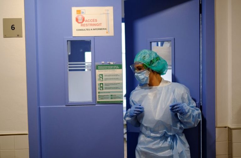 LYNXMPEG9K1OP.jpg,El personal de un hospital se prepara para tratar a un paciente que padece la enfermedad del coronavirus (COVID-19), después de que el gobierno de Cataluña impuso nuevas restricciones en un esfuerzo por controlar un nuevo brote de la enfermedad, Barcelona, España. 20 de octubre de 2020. REUTERS/Nacho Doce; Crédito: Nacho Doce, Reuters LYNXMPEG9K1OP.jpg,El personal de un hospital se prepara para tratar a un paciente que padece la enfermedad del coronavirus (COVID-19), después de que el gobierno de Cataluña impuso nuevas restricciones en un esfuerzo por controlar un nuevo brote de la enfermedad, Barcelona, España. 20 de octubre de 2020. REUTERS/Nacho Doce; Crédito: Nacho Doce, Reuters