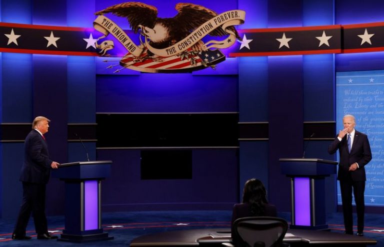 LYNXMPEG9M0I2.jpg,El presidente de los Estados Unidos Donald Trump y el candidato presidencial demócrata Joe Biden llegan al escenario para participar en su último debate de la campaña presidencial de los Estados Unidos para el 2020 en la Universidad Belmont en Nashville, Tennessee, Estados Unidos, el 22 de octubre de 2020. REUTERS/Jonathan Ernst; Crédito: JONATHAN ERNST, Reuters
