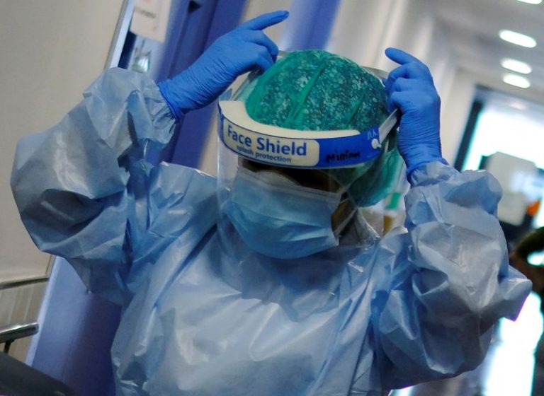 LYNXMPEG9M1DJ.jpg,FOTO DE ARCHIVO: Un miembro del personal sanitario se prepara para tratar a un paciente en Barcelona, España, el 20 de octubre de 2020. REUTERS/Nacho Doce; Crédito: NACHO DOCE, Reuters LYNXMPEG9M1DJ.jpg,FOTO DE ARCHIVO: Un miembro del personal sanitario se prepara para tratar a un paciente en Barcelona, España, el 20 de octubre de 2020. REUTERS/Nacho Doce; Crédito: NACHO DOCE, Reuters