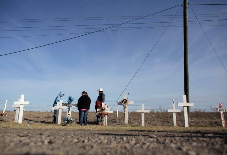 LYNXMPEG9M1QW.jpg,Los familiares se paran alrededor de una cruz adornada junto a otras cruces que representan a 65 mineros que murieron en 2006, a lo largo de una carretera en San Juan de Sabinas en el norte de México, el 19 de febrero de 2013. El 19 de febrero de 2006, 65 mineros murieron después de una explosión en una mina de carbón en Pasta de Conchos, propiedad de Grupo México. La explosión se atribuyó a una acumulación de metano y polvo de carbón. Los funcionarios sindicales acusaron a la empresa de ignorar los problemas de seguridad en la mina, pero la empresa negó las acusaciones. REUTERS / Daniel Becerril/ Foto de archivo ; Crédito: Daniel Becerril, Reuters LYNXMPEG9M1QW.jpg,Los familiares se paran alrededor de una cruz adornada junto a otras cruces que representan a 65 mineros que murieron en 2006, a lo largo de una carretera en San Juan de Sabinas en el norte de México, el 19 de febrero de 2013. El 19 de febrero de 2006, 65 mineros murieron después de una explosión en una mina de carbón en Pasta de Conchos, propiedad de Grupo México. La explosión se atribuyó a una acumulación de metano y polvo de carbón. Los funcionarios sindicales acusaron a la empresa de ignorar los problemas de seguridad en la mina, pero la empresa negó las acusaciones. REUTERS / Daniel Becerril/ Foto de archivo ; Crédito: Daniel Becerril, Reuters
