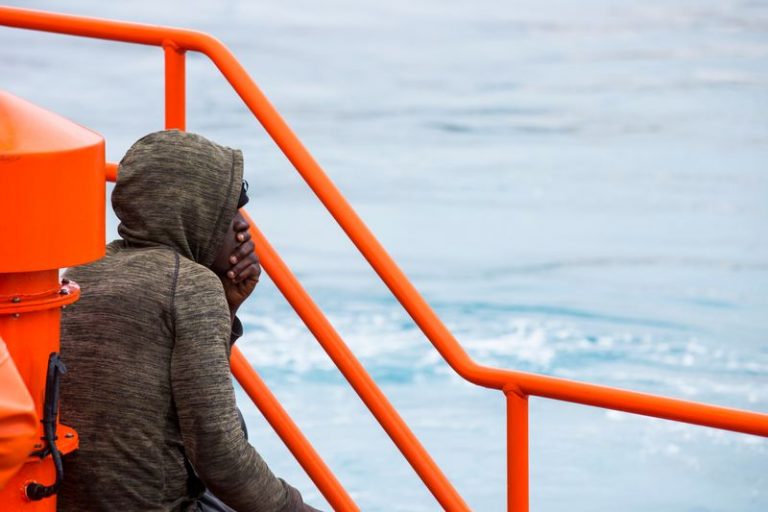LYNXMPEG9S1M1.jpg,FOTO DE ARCHIVO. Imagen referencial de una persona migrante siendo rescatada al sur de las Islas Canarias, en el puerto de Arguineguín, en la isla de Gran Canaria, España. 08 de septiembre de 2019. REUTERS/Borja Suárez; Crédito: BORJA SUAREZ, Reuters LYNXMPEG9S1M1.jpg,FOTO DE ARCHIVO. Imagen referencial de una persona migrante siendo rescatada al sur de las Islas Canarias, en el puerto de Arguineguín, en la isla de Gran Canaria, España. 08 de septiembre de 2019. REUTERS/Borja Suárez; Crédito: BORJA SUAREZ, Reuters