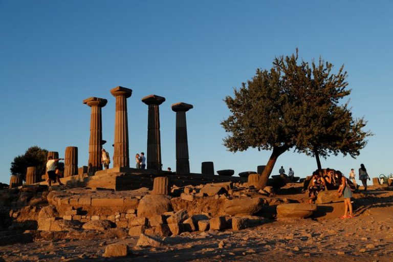 LYNXMPEG9T14R.jpg,FOTO DE ARCHIVO. Imagen referencial de gente visitando el Templo de Atenea, en Canakkale, Turquía. 14 de agosto de 2020. REUTERS/Murad Sezer; Crédito: MURAD SEZER, Reuters LYNXMPEG9T14R.jpg,FOTO DE ARCHIVO. Imagen referencial de gente visitando el Templo de Atenea, en Canakkale, Turquía. 14 de agosto de 2020. REUTERS/Murad Sezer; Crédito: MURAD SEZER, Reuters