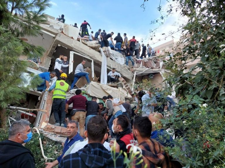 LYNXMPEG9T1AW-1.jpg,Lugareños y funcionarios buscan sobrevivientes en un edificio derrumbado después de que un fuerte terremoto golpeó el mar Egeo el viernes y se sintió tanto en Grecia como en Turquía, donde algunos edificios colapsaron en la provincia costera de Izmir, Turquía. 30 de octubre de 2020.. REUTERS/Tuncay Dersinlioglu; Crédito: TUNCAY DERSINLIOGLU, Reuters