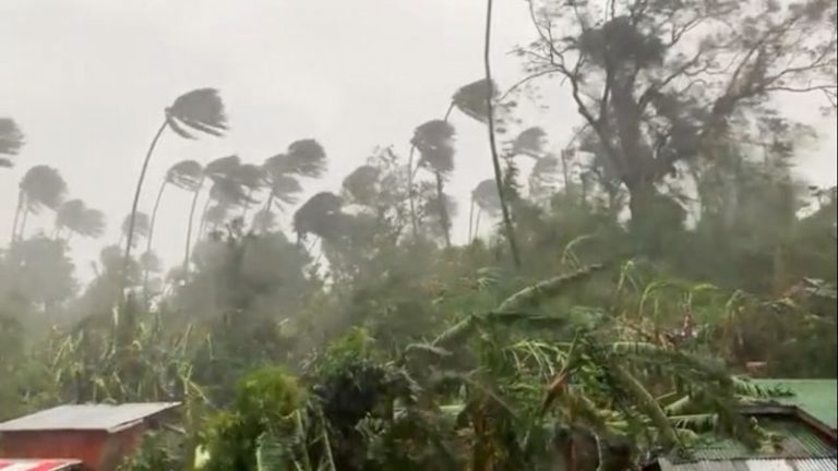 LYNXMPEG9U0EV.jpg,Fuertes lluvias caen sobre una zona selvática de Mindoro Oriental, Filpinas. 26 octubre 2020. Erik De Castro vía Reuters. ATENCIÓN EDITORES - ESTA IMAGEN FUE ENTREGADA POR UNA TERCERA PARTE.; Crédito: Erik De Castro, Reuters LYNXMPEG9U0EV.jpg,Fuertes lluvias caen sobre una zona selvática de Mindoro Oriental, Filpinas. 26 octubre 2020. Erik De Castro vía Reuters. ATENCIÓN EDITORES - ESTA IMAGEN FUE ENTREGADA POR UNA TERCERA PARTE.; Crédito: Erik De Castro, Reuters