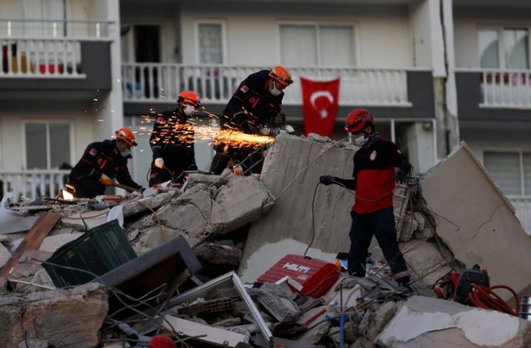 LYNXMPEG9U0J2.jpg,Los rescatistas buscan sobrevivientes del terremoto bajo los restos de un edificio en Esmirna, Turquía. 31 octubre 2020. REUTERS/Kemal Aslan; Crédito: Kemal Aslan, Reuters LYNXMPEG9U0J2.jpg,Los rescatistas buscan sobrevivientes del terremoto bajo los restos de un edificio en Esmirna, Turquía. 31 octubre 2020. REUTERS/Kemal Aslan; Crédito: Kemal Aslan, Reuters
