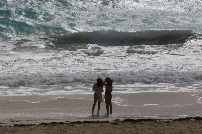 LYNXMPEGA00QT.jpg,Foto de archivo. Turistas parados en una playa mientras se acerca el huracán Zeta, en Cancún, México. 26 de octubre de 2020 REUTERS/Jorge Delgado; Crédito: JORGE DELGADO, Reuters