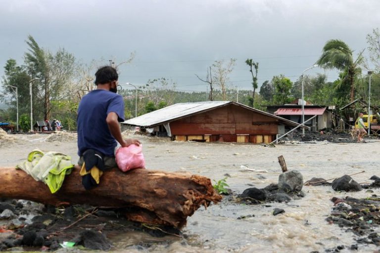 LYNXMPEGA014Z.jpg,Un hombre observa su casa sepultada por escombros y arena tras las inundaciones repentinas provocadas por el tifón  LYNXMPEGA014Z.jpg,Un hombre observa su casa sepultada por escombros y arena tras las inundaciones repentinas provocadas por el tifón