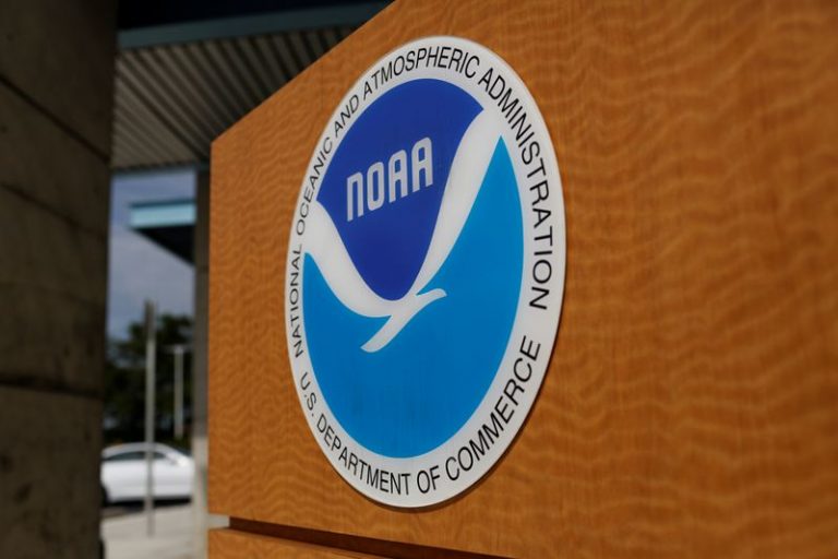LYNXMPEGA10N1.jpg,Logo de la Administración Nacional Oceánica y Atmosférica en el Centro Nacional de Huracanes en Miami, EEUU, 29 agosto 2019.
REUTERS/Marco Bello; Crédito: MARCO BELLO, Reuters LYNXMPEGA10N1.jpg,Logo de la Administración Nacional Oceánica y Atmosférica en el Centro Nacional de Huracanes en Miami, EEUU, 29 agosto 2019.
REUTERS/Marco Bello; Crédito: MARCO BELLO, Reuters