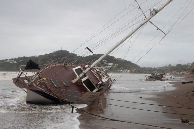 LYNXMPEGA10NF-3.jpg,FOTO DE ARCHIVO. Un bote dañado yace en una playa de San Juan del Sur en Nicaragua tras una de las últimas tormentas en azotar el país en 2017.  REUTERS/Oswaldo Rivas; Crédito: OSWALDO RIVAS, Reuters LYNXMPEGA10NF-3.jpg,FOTO DE ARCHIVO. Un bote dañado yace en una playa de San Juan del Sur en Nicaragua tras una de las últimas tormentas en azotar el país en 2017.  REUTERS/Oswaldo Rivas; Crédito: OSWALDO RIVAS, Reuters