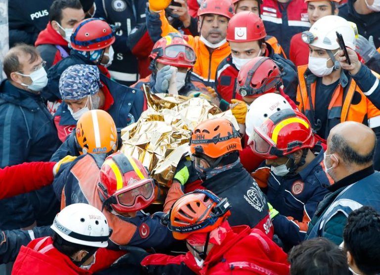 LYNXMPEGA10W8.jpg,Rescatistas llevan a Elif Perincek, una sobreviviente de tres años, fuera de un edificio derrumbado después de un terremoto en la ciudad portuaria egea de Esmirna, Turquía. 2 de noviembre de 2020. Serkan Oktar/Departamento de Bomberos de Estambul/Handout vía REUTERS; Crédito: ISTANBUL FIRE DEPARTMENT, Reuters LYNXMPEGA10W8.jpg,Rescatistas llevan a Elif Perincek, una sobreviviente de tres años, fuera de un edificio derrumbado después de un terremoto en la ciudad portuaria egea de Esmirna, Turquía. 2 de noviembre de 2020. Serkan Oktar/Departamento de Bomberos de Estambul/Handout vía REUTERS; Crédito: ISTANBUL FIRE DEPARTMENT, Reuters