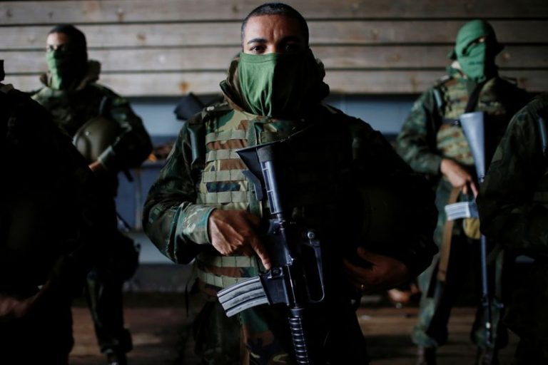 LYNXMPEGA1141.jpg,Un soldado de la Armada brasileña observa durante los ejercicios militares, denominados operación 