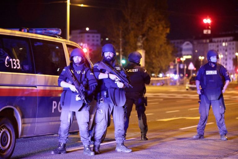 LYNXMPEGA11Q5.jpg,La policía bloquea una calle cerca de la plaza Schwedenplatz tras un tiroteo en Viena, Austria, Noviembre 2, 2020.. REUTERS/Lisi Niesner; Crédito: LISI NIESNER, Reuters LYNXMPEGA11Q5.jpg,La policía bloquea una calle cerca de la plaza Schwedenplatz tras un tiroteo en Viena, Austria, Noviembre 2, 2020.. REUTERS/Lisi Niesner; Crédito: LISI NIESNER, Reuters