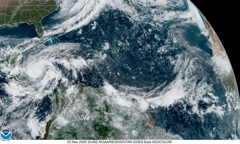 LYNXMPEGA20XN.jpg,Imagen satelital tomada el 2 de noviembre de 2020 sobre el Golfo de México, donde se ve el huracán Eta batiéndose en el Mar Caribe hacia Nicaragua. Administración Nacional Oceánica y Atmosférica de EEUU (NOAA)/Handout vía REUTERS; Crédito: NOAA, Reuters